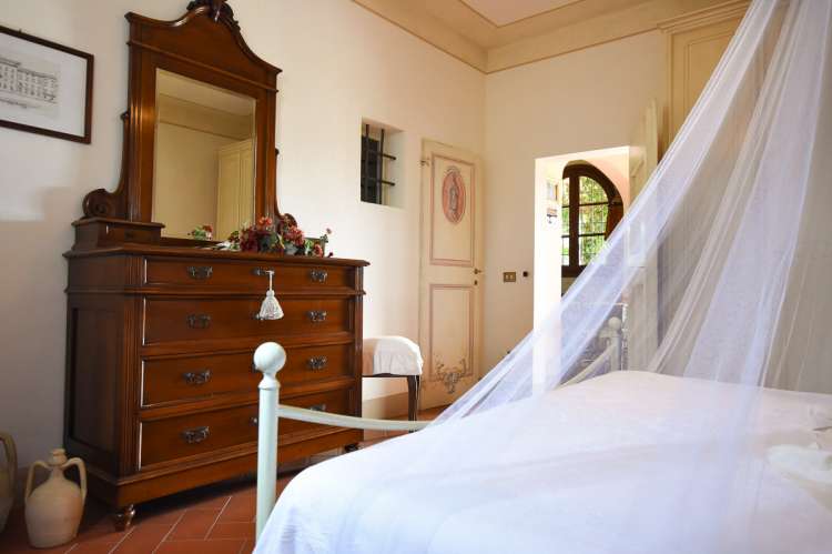 Bildet viser soverom i feriebolig til leie nært Pisa.