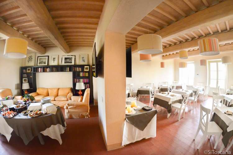 Bildet viser frokostrom på feriebosted ved kysten i Toscana.