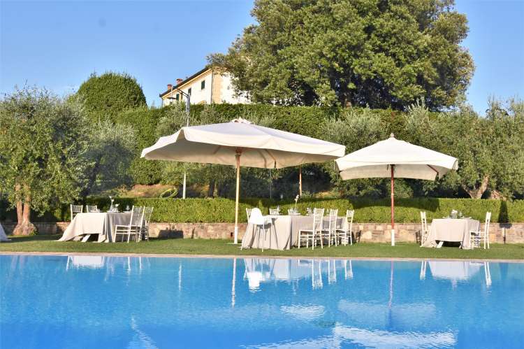 Bildet viser basseng på olivengård med ferieleiligheter i Toscana.