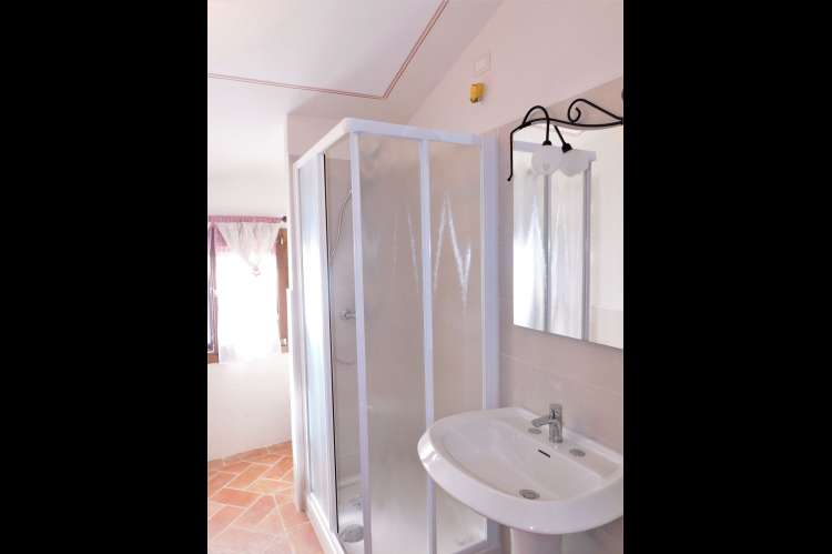 Bildet viser nytt bad på vingård med ferieleiligheter ved Pisa i Toscana.