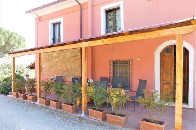 Bildet viser toskansk gårdsbygning med ferieleilighet nært Pisa i Toscana.