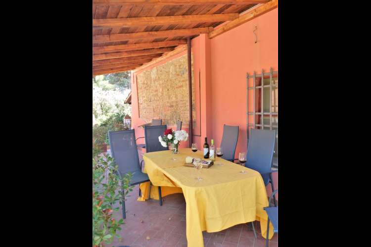 Bildet viser terrasse med viner på vingård i Italia.