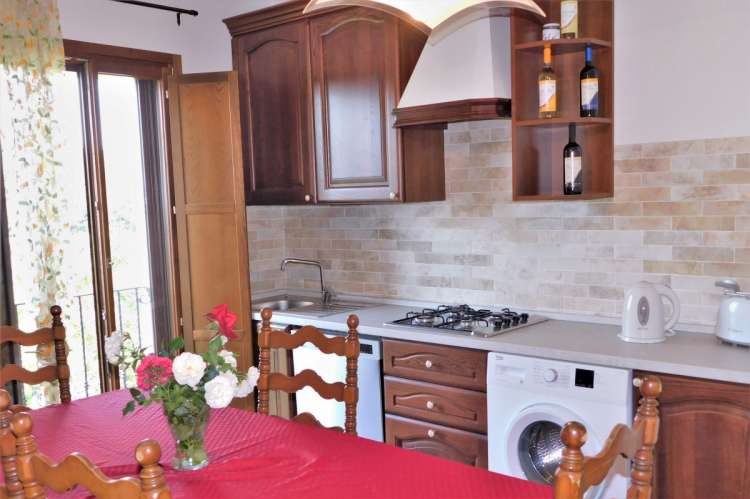 Bildet viser kjøkken i feriebolig på gård i Toscana.