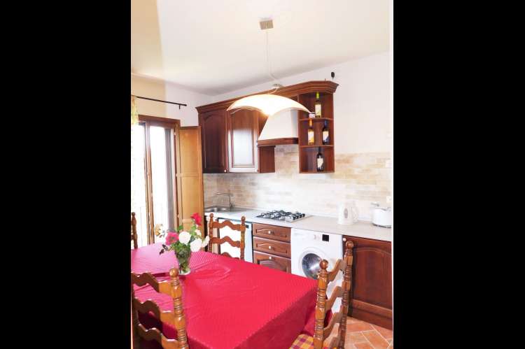 Bildet viser spiseplass på gårdsferie i Toscana.