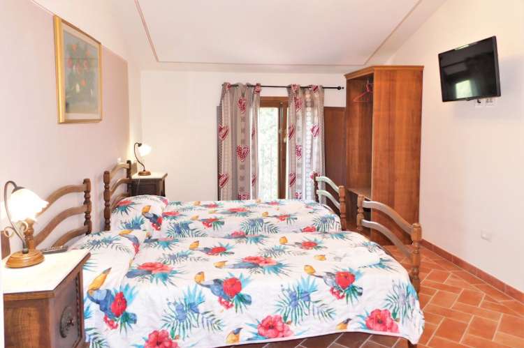 Bildet viser soverom på vingård ved Pisa i Toscana.