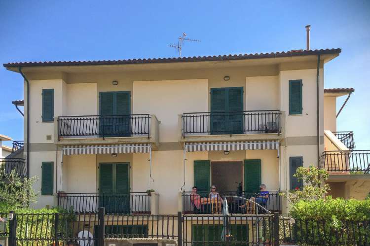 Bildet viser feriehus ved strand i badeby sør for Pisa i Toscana.