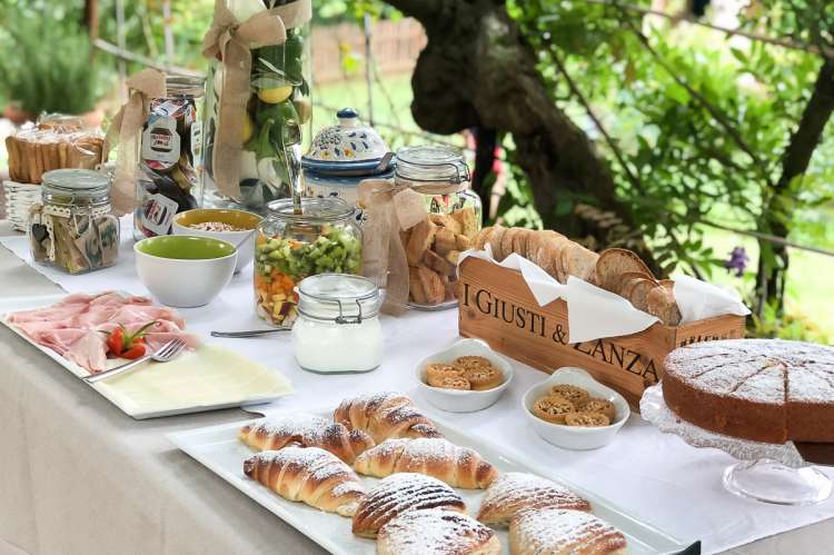 Bildet viser frokostbuffet på olivengård med ferieleiligheter nært landsby og Pisa.