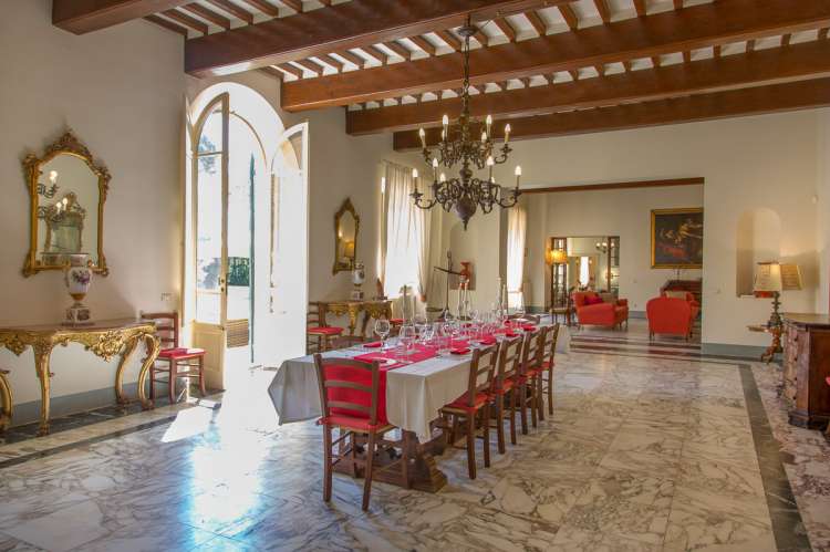 Bildet viser spisestue med stue i bakgrunnen, perfekt for storfamilien i Toscana.