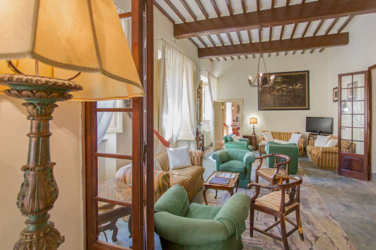 Bildet viser vakker stue i villa for storfamilien på ferie i Toscana.