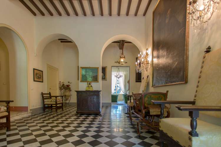 Bildet viser hall i historisk villa ved Pisa i Toscana.