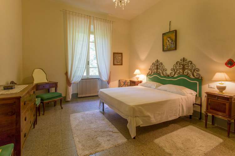 Bildet viser stort soverom i villa ved Pisa i Italia.