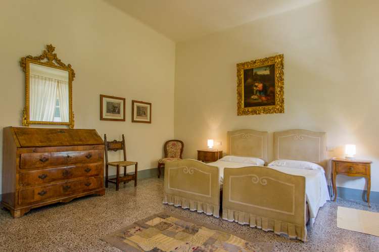 Bildet viser to enkeltsenger i feriehus for grupper ved Pisa i Toscana.