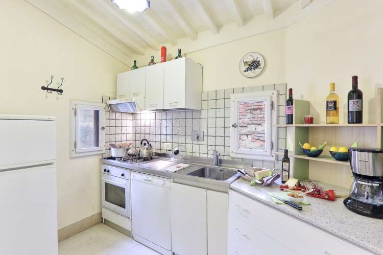 Bildet viser kjøkken i feriebolig på vingård i Toscana.