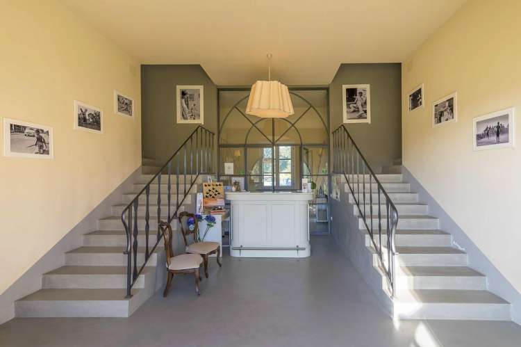 Bildet viser resepsjon på vingård med ferieleiligheter og basseng i Toscana.