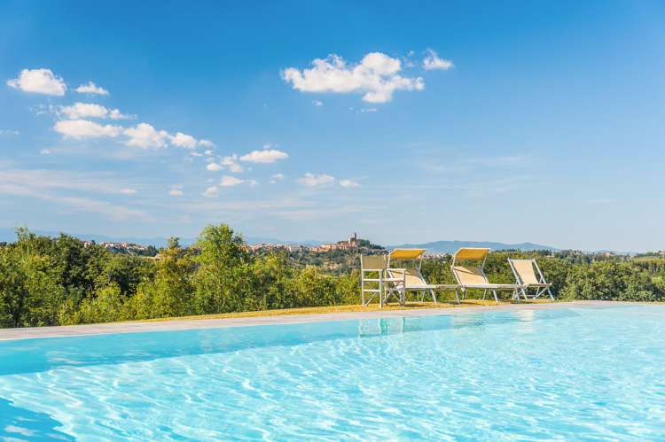 Bildet viser basseng ved feriebolig mellom Pisa og Firenze.