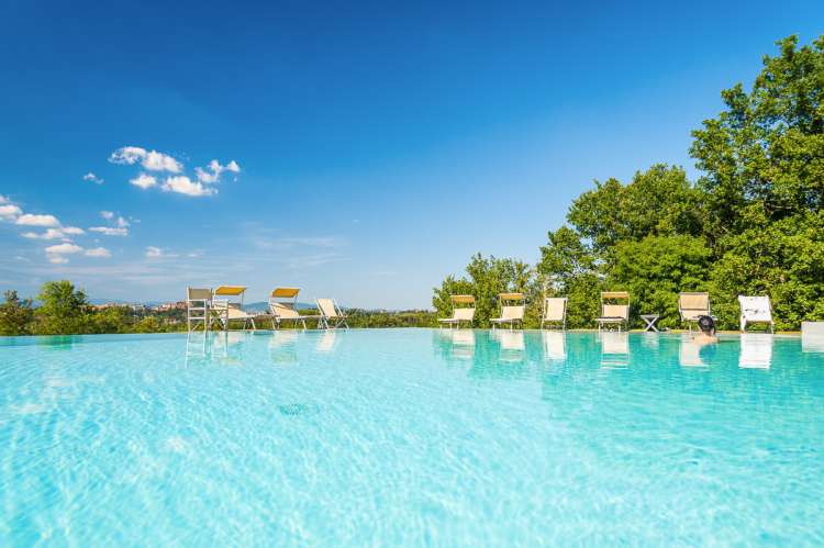 Bildet viser svømmebasseng ved feriehus i Toscana.