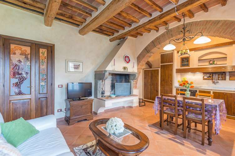 Bildet viser kjøkken med spisebord i ferieleilighet med basseng i Toscana.