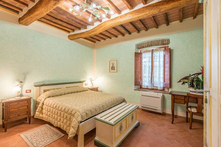 Bildet viser soverom i lekker ferieleilighet med basseng nært Firenze.