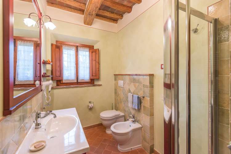 Bildet viser bad i ferieleilighet i villa mellom Pisa og Firenze.