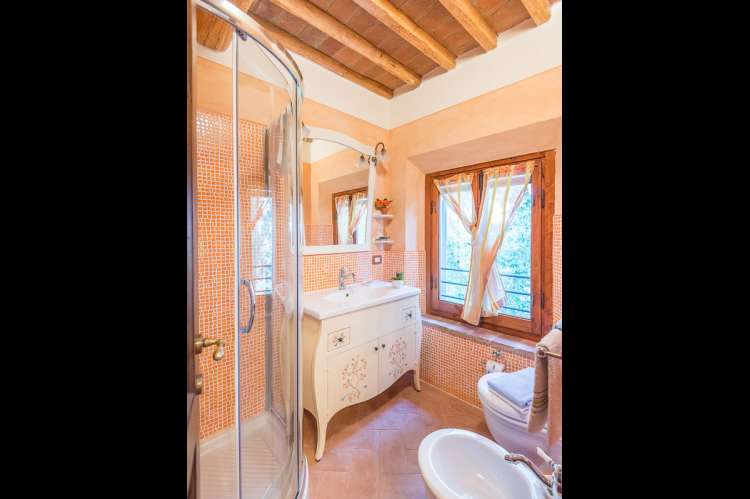 Bildet viser baderom med håndmalte møbler i feriehus mellom Pisa og Firenze.