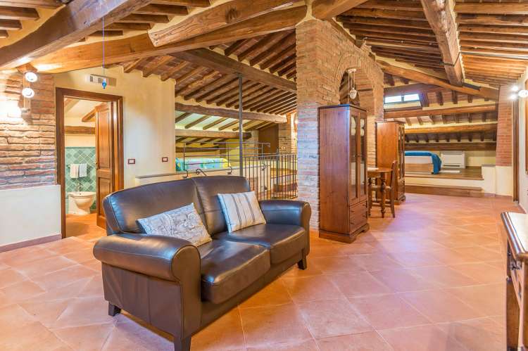Bildet viser loftsrom i historisk villa til leie i Toscana.
