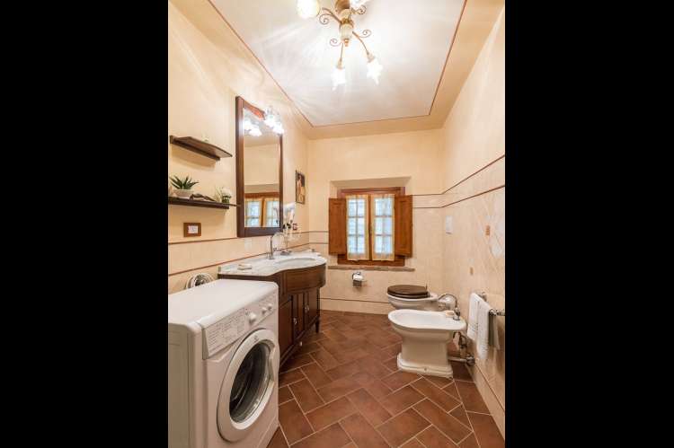 Bildet viser bad i feriebolig i Toscana.