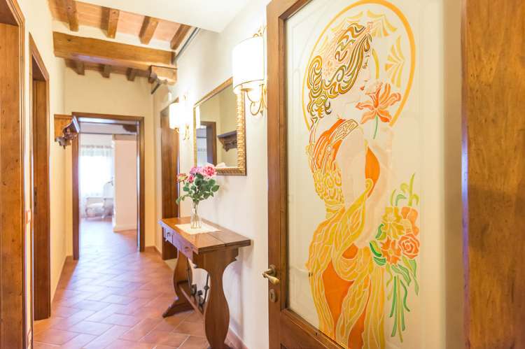 Bildet viser håndmalt glassdør i feriehus mellom Pisa og Firenze.