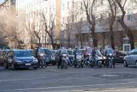 Bildet viser biler og scootere som står og venter på grønt lys i et gatekryss i Roma. Som vanlig smyger scooterne seg fram og stiller seg opp foran bilene mens de venter. Når lyset skifter til grønt suser de avgårde foran bilene.