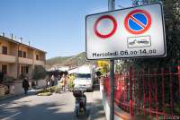 Bildet viser et skilt med Innkjøring forbudt, Parkering forbudt på onsdager mellom 06:00 og 14:00. 