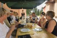 Bildet viser en gruppe på vinsmaking på vingården Torre a Cenaia i Toscana.