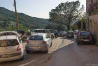 Bildet viser hvordan de lokalkjente parkerer i middelalderbyen Montemagno, like utenfor Pisa. Bilene står tett i tett og delvis innestengt uten mulighet for å kjøre ut. For å parkere slik bør du kjenne naboen godt.