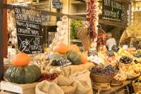 Bildet viser frukt og grønt lagt opp for salg i Matmarkedet i Firenze – Mercato Centrale
