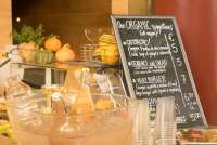 Bildet viser frukt og meny i en juicebar i Matmarkedet i Firenze – Mercato Centrale