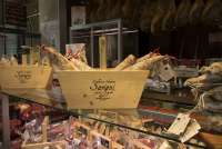 Bildet viser spekemat lagt opp for salg i Matmarkedet i Firenze – Mercato Centrale