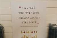 Bildet viser plakat hvor det står skrevet på italiensk: 