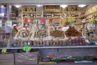 Bildet viser tørket sopp, trøfler og syltetøy lagt frem for salg i Matmarkedet i Firenze – Mercato Centrale