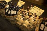 Bildet viser rødvin av mange slag, også Chianti, lagt opp for salg i Matmarkedet i Firenze – Mercato Centrale