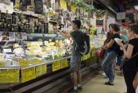 Bildet viser mann som handler delikatesser i Matmarkedet i Firenze – Mercato Centrale