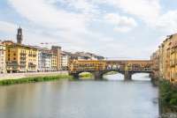Bildet viser brua Ponte Vecchio som går over elva Arno i Firenze. I Toscana i Italia.