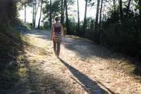 Bildet viser en kvinne som går tur på en skogsvei i åssiden ovenfor Montemagno i Calci kommune. Like utenfor Pisa. Bildet er fra en ettermiddagstur i mai.