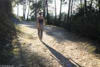 Bildet viser kvinne som går på tur i skogen utenfor Pisa, i Toscana. SiToscana formidler ferieboliger som egner seg når man vil nyte friluftsliv med gåturer og sykkelturer. 