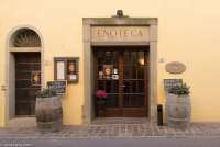 Bildet viser inngangsdøra til et enotek og spisested i vinbyen Terriciola i Toscana.