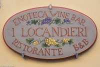 Bildet viser skiltet til et av spisestedene i vinbyen Terriciola i Toscana.