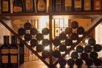 Bildet viser interiør med vinflasker i en restaurant i vinbyen Terricciola i Toscana.