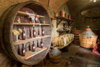 Bildet viser del av en vinkjeller på en vingård i Toscana.