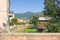 Bildet viser brua over elva Zambra som renner gjennom Calci, like utenfor Pisa. Til høyre ses terrassen til en av barene.