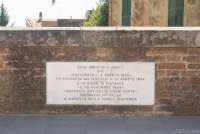 Bildet viser ei historisk minnetavle på brua over Zambra som renner gjennom kommunesenteret Calci.