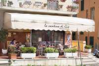 Bildet viser ett av spisestedene i sentrum av kommunesenteret Calci.