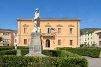 Bildet viser en statue med minne fra krigen foran kommunehuset i landsbyen Calci.