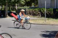 Bildet viser eldre dame på sykkel i badebyen Vada sør for Pisa.